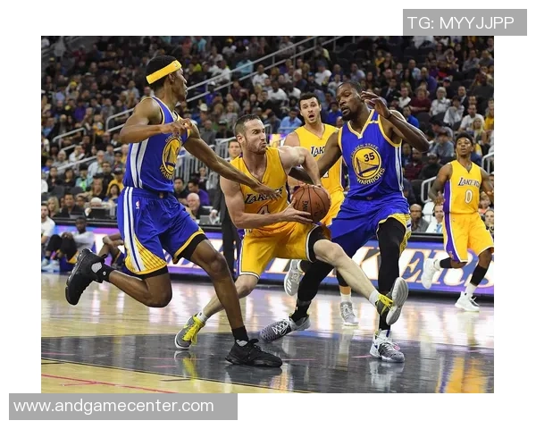 2012年湖人与勇士的激烈对决回顾与分析篮球历史中的经典时刻